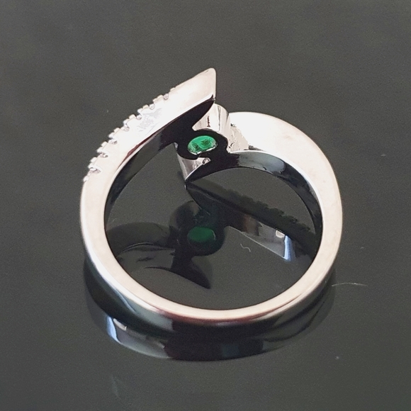 Pretty Small Green Round Diamond Ring - Picture 4 of 7